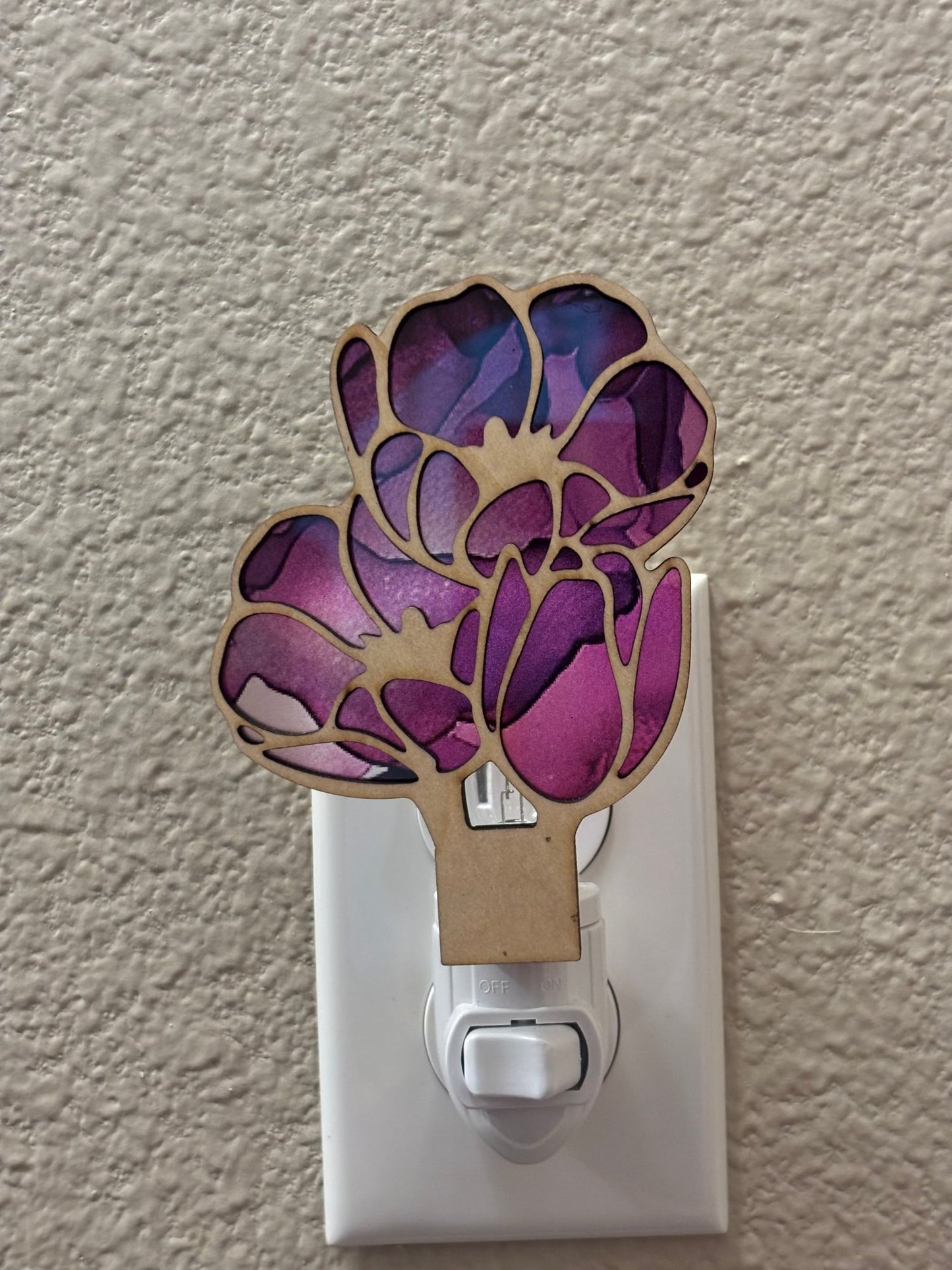 Purple Flower Stained Glass Effect Nightlight made of wood and acrylic with a natural finish.