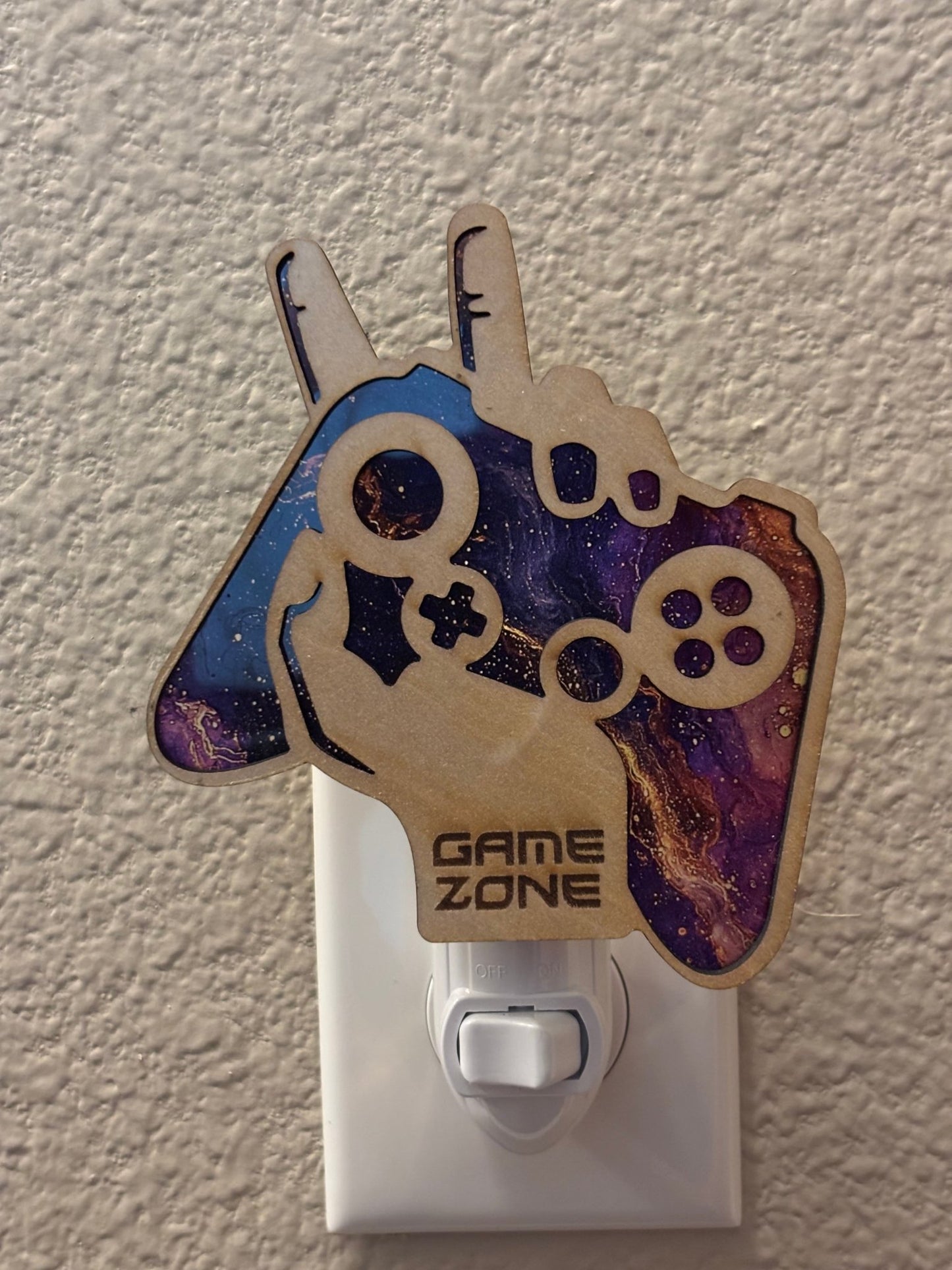 Gamer nightlight with stained glass effect in wood and multicolor acrylic.