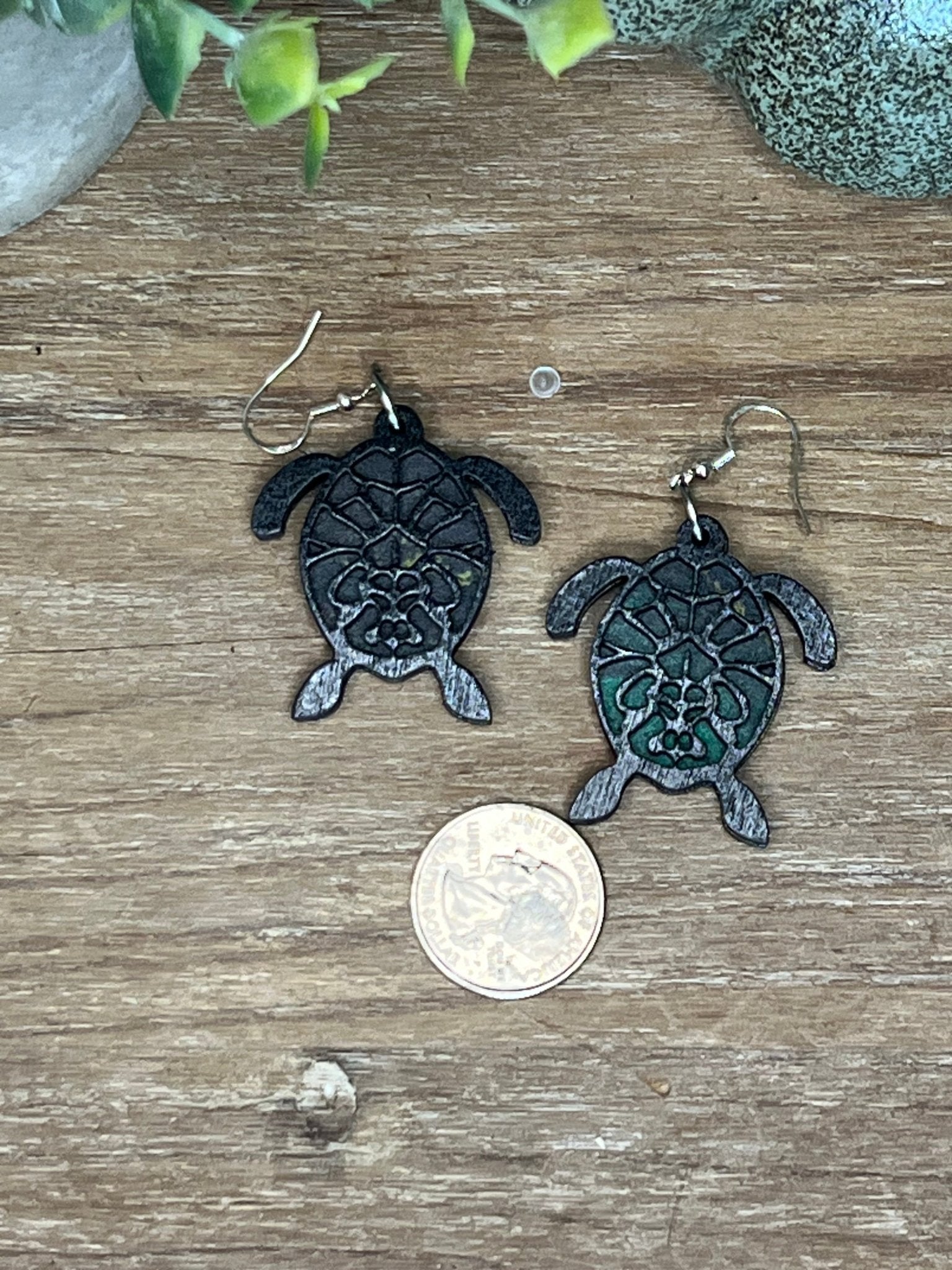 Handmade green and black turtle earrings with stained glass effect, crafted from wood and acrylic.